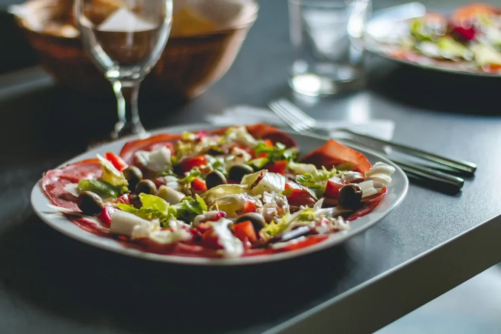 Saporié tendance : assiettes colorées et dressage contemporain